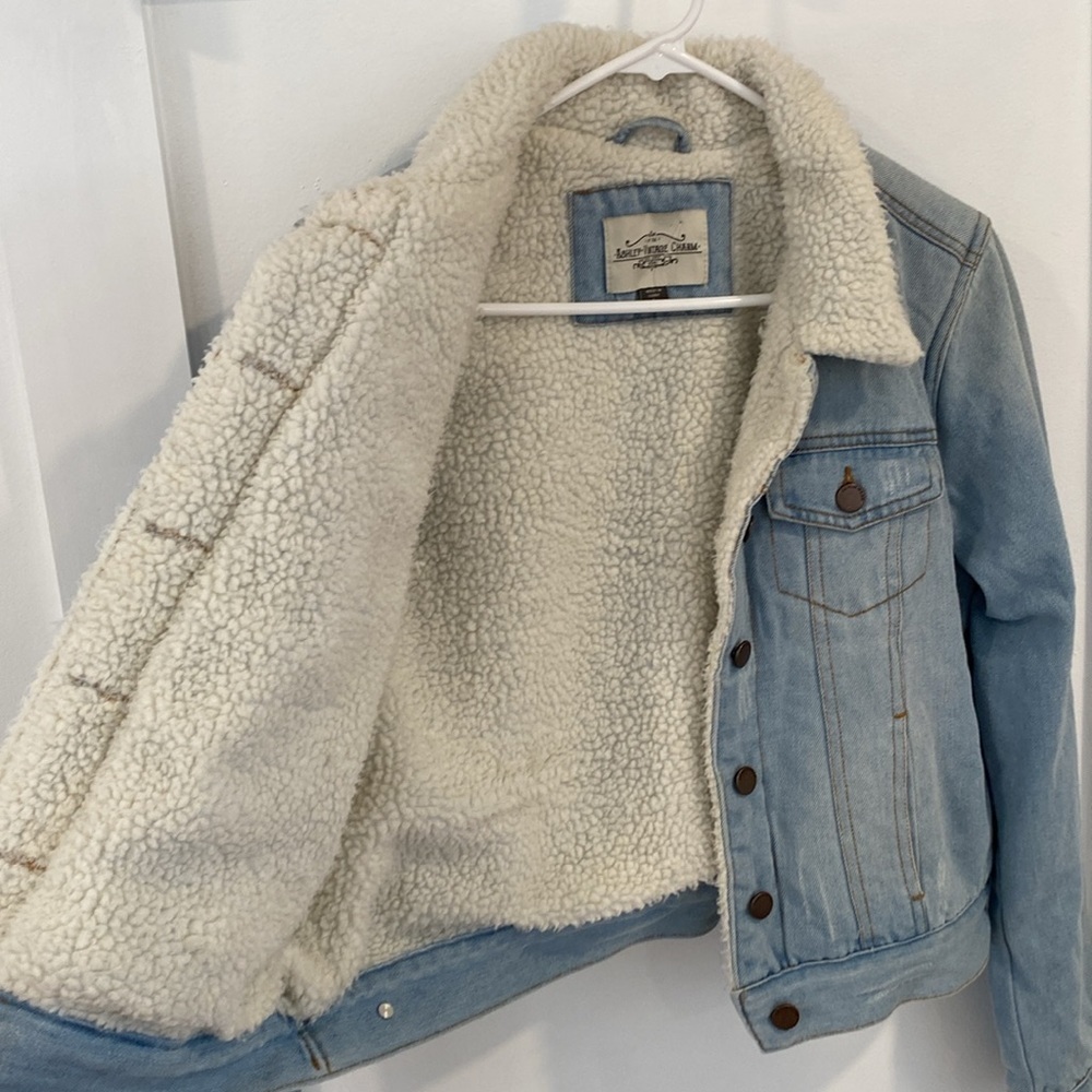 ASHLEY VINTAGE CHARM cropped denim jacket - Picture 6 of 9